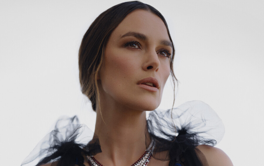 L’actrice Keira Knightley parée de trois pièces exceptionnelles de la collection Sport de Chanel. Le collier et les deux bagues sont sertis de trois saphirs d’un poids de 10,15, 17,18 et 6,36 carats.